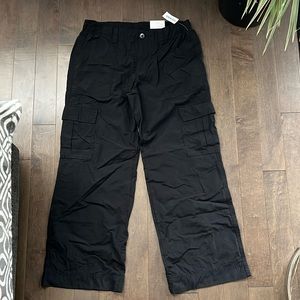 Old Navy, wide, legged, cargo pants, black. Sz med. new with tags.